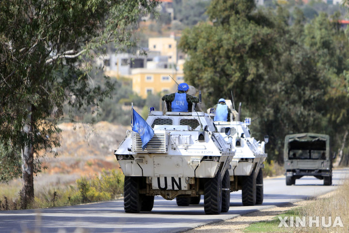 [키암=신화/뉴시스] 레바논 주둔 유엔평화유지군(UNIFIL)과 레바논 군인들이 지난 23일(현지시각) 이스라엘과의 국경 지역인 레바논 남부 키암을 순찰하고 있다. 헤즈볼라는 국경에서 이스라엘군과 대치하던 헤즈볼라 병사 3명이 숨졌다고 발표했다. 2023.10.25.