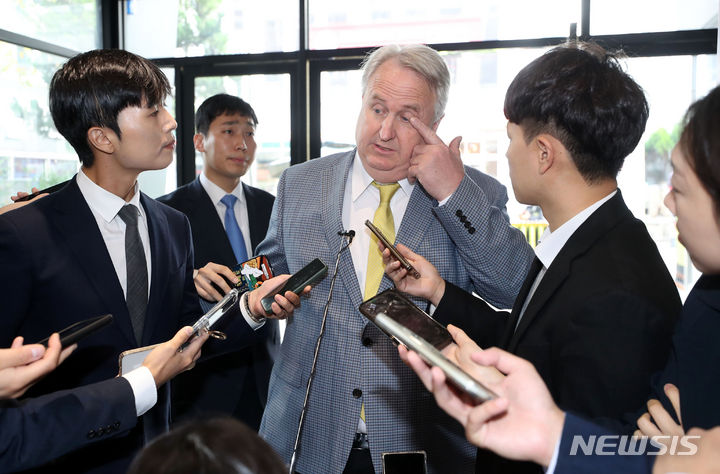 [서울=뉴시스] 조성봉 기자 = 인요한 국민의힘 혁신위원장이 25일 오전 서울 여의도 국민의힘 중앙당사에서 취재진의 질문에 답변하고 있다. 2023.10.25. suncho21@newsis.com