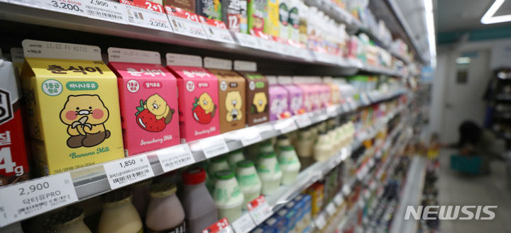 [서울=뉴시스] 김선웅 기자 = 편의점 냉장 코너에 가공유 제품이 진열돼 있다. 2023.10.25. mangusta@newsis.com