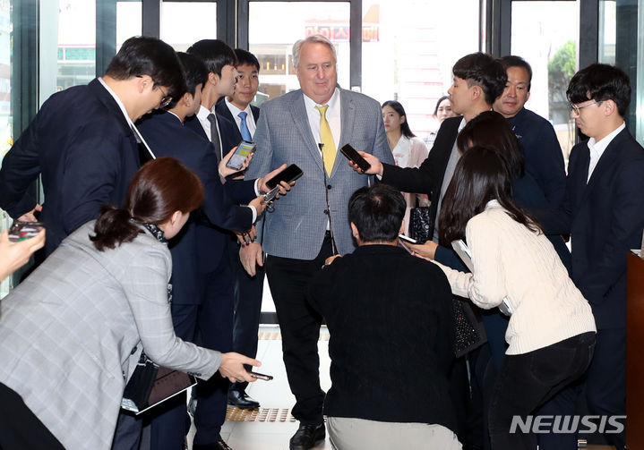 [서울=뉴시스] 조성봉 기자 = 인요한 국민의힘 혁신위원장이 25일 오전 서울 여의도 국민의힘 중앙당사에서 취재진에 둘러싸여 있다.  2023.10.25. suncho21@newsis.com