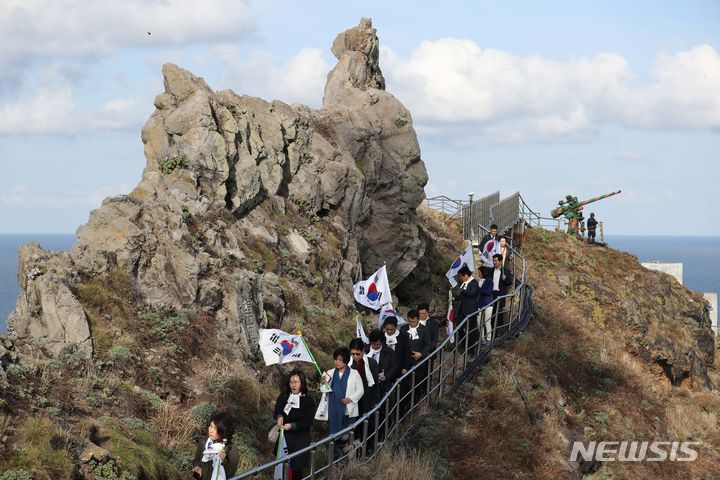 [독도=뉴시스] 국회사진기자단 = 독도의 날(10월 25일)을 앞둔 2018년 10월 22일 국회 교육위원회 소속 의원들이 국정감사 현장시찰 차원에서 독도를 방문해 둘러보고 있다. 이찬열 교육위원장은 "계속된 일본의 역사교과서 왜곡을 규탄하고, 올바른 역사인식을 고취하기 위해 독도 방문을 계획했다"고 설명했다. 2023.10.25. photo@newsis.com