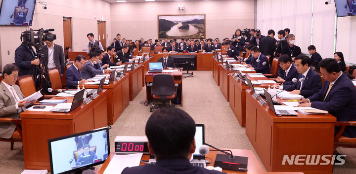 [서울=뉴시스] 추상철 기자 = 25일 오전 서울 여의도 국회에서 농림축산식품해양수산위원회의 해양수산부 등에 대한 종합 국정감사가 열리고 있다. 2023.10.25. scchoo@newsis.com