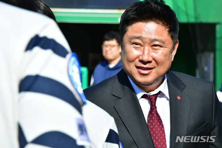 [김해=뉴시스] 차용현 기자 = 롯데 자이언츠 제21대 감독을 맡은 김태형 감독이 25일 오전 경남 김해시 소재 롯데상동야구장을 찾아 선수들과 첫 만남을 가지고 있다. 2023.10.25.con@newsis.com