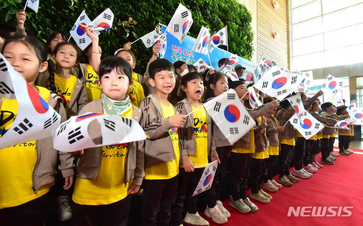 [대구=뉴시스] 이무열 기자 = 독도의 날인 25일 대구 달서구 달서아트센터에서 '독도 사랑 캠페인'에 참여한 유치원생들이 태극기를 흔들고 있다. 2023.10.25. lmy@newsis.com