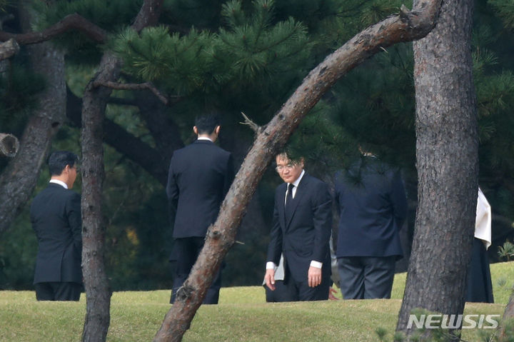 [수원=뉴시스] 김진아 기자 = 이재용 삼성전자 부회장이 25일 오전 경기도 수원 선영에서 가족들과 고(故) 이건희 삼성그룹 회장의 3주기 추도식을 하고 있다. 2023.10.25. bluesoda@newsis.com