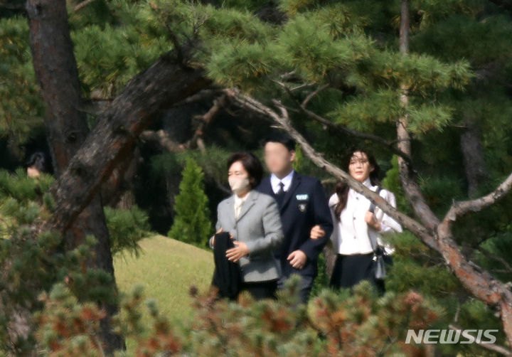 [수원=뉴시스] 김진아 기자 = 홍라희 전 삼성미술관 리움 관장과 이부진 호텔신라 사장이 25일 오전 경기도 수원 선영에서 진행된 고(故) 이건희 삼성그룹 회장의 3주기 추도식에 참석하고 있다. 2023.10.25. bluesoda@newsis.com