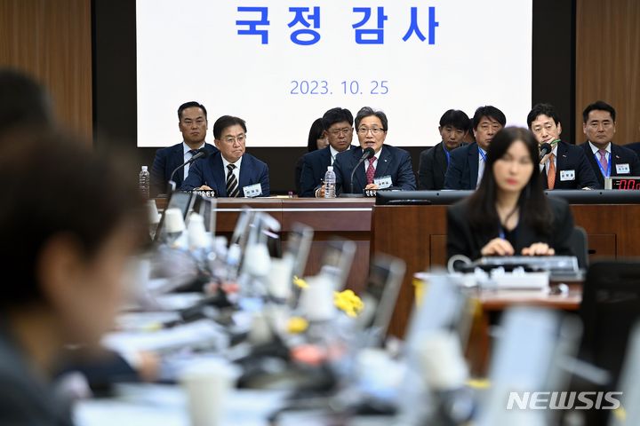 [인천=뉴시스] 공항사진기자단 = 이학재 인천국제공항공사 사장이 25일 오전 인천 중구 인천국제공항공사 청사에서 열린 국회 국토교통위원회의 인천국제공항공사와 한국공항공사, 항공안전기술원, 국립항공박물관에 대한 국정감사에서 답변을 하고 있다. 2023.10.25. photo@newsis.com