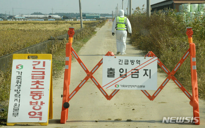 [부안=뉴시스] 김얼 기자 = 전북지역에 첫 럼피스킨병 의심 농가가 발생한 25일 전북 부안군 백산면의 한 농가 일대에 출입 금지를 알리는 안내문이 세워져 있다. 2023.10.25. pmkeul@newsis.com