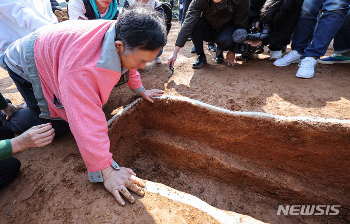 [안산=뉴시스] 김종택기자 = 선감학원 아동 인권침해 사건 유해발굴 현장 언론공개 설명회가 열린 지난 10월25일 경기도 안산시 선감동 유해 매장지를 찿은 피해자가 눈물을 흘리고 있다. 선감학원은 일제 강점기인 1942년에 세워져 1982년까지 운영된 아동 강제 수용소다. 40여 년 동안 수많은 아동이 끌려가 강제노동과 구타, 굶주림 등의 인권유린을 당한 것으로 알려졌다. 이곳에는 선감학원 관련 유해 150여구가 매장된 것으로 추정된다. 2023.10.25. jtk@newsis.com