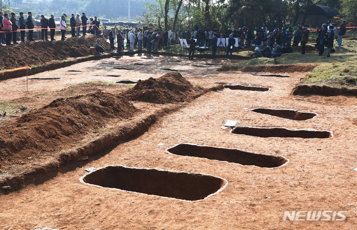 [안산=뉴시스] 김종택기자 = 25일 경기도 안산시 선감동 유해 매장지에서 선감학원 아동 인권침해 사건 유해발굴 현장 언론공개 설명회가 진행되고 있다. 선감학원은 일제 강점기인 1942년에 세워져 1982년까지 운영된 아동 강제 수용소다. 40여 년 동안 수많은 아동이 끌려가 강제노동과 구타, 굶주림 등의 인권유린을 당한 것으로 알려졌다. 이곳에는 선감학원 관련 유해 150여구가 매장된 것으로 추정된다. 2023.10.25. jtk@newsis.com