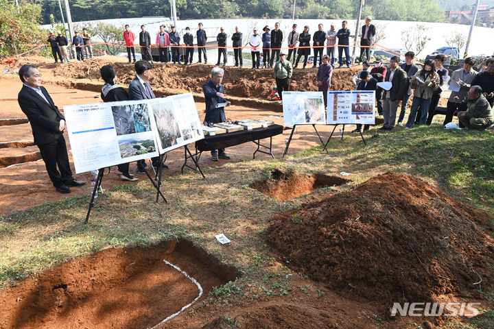 [안산=뉴시스] 김종택기자 = 25일 경기도 안산시 선감동 유해 매장지에서 선감학원 아동 인권침해 사건 유해발굴 현장 언론공개 설명회가 진행되고 있다. 선감학원은 일제 강점기인 1942년에 세워져 1982년까지 운영된 아동 강제 수용소다. 40여 년 동안 수많은 아동이 끌려가 강제노동과 구타, 굶주림 등의 인권유린을 당한 것으로 알려졌다. 이곳에는 선감학원 관련 유해 150여구가 매장된 것으로 추정된다. 2023.10.25. jtk@newsis.com