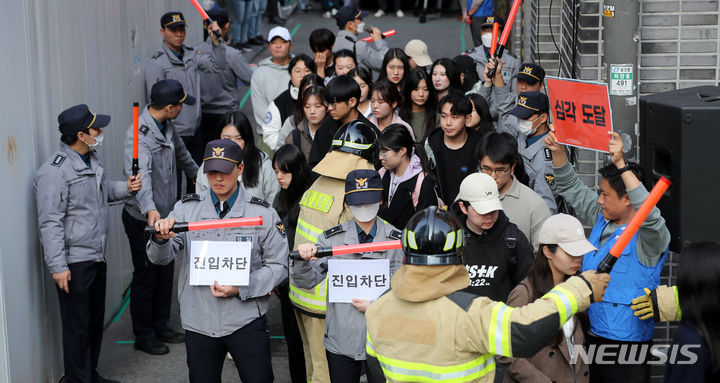 [서울=뉴시스] 김선웅 기자 = 25일 서울 광진구 건대입구역 인근 건대맛의거리에서 다중운집 상황 발생을 가정한 인파감지 시스템 활용 인파밀집 예방 합동 훈련이 진행되고 있다. 2023.10.25. mangusta@newsis.com