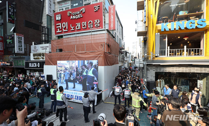 [서울=뉴시스] 김선웅 기자 = 지난 25일 서울 광진구 건대입구역 인근 건대맛의거리에서 다중운집 상황 발생을 가정한 인파감지 시스템 활용 인파밀집 예방 합동 훈련이 진행되고 있다. 2023.10.25. mangusta@newsis.com