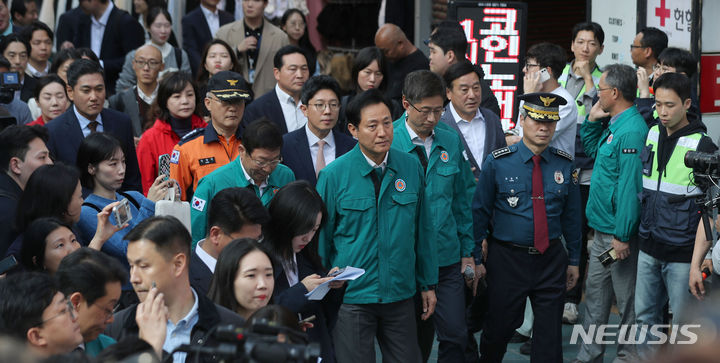 [서울=뉴시스] 김선웅 기자 = 오세훈 서울시장이 25일 서울 광진구 건대입구역 인근 건대맛의거리에서 다중운집 상황 발생을 가정한 인파감지 시스템 활용 인파밀집 예방 합동 훈련을 참관하기 위해 장소로 이동하고 있다. 2023.10.25. mangusta@newsis.com