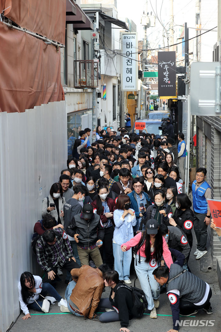 [서울=뉴시스] 김선웅 기자 = 25일 서울 광진구 건대입구역 인근 건대맛의거리에서 다중운집 상황 발생을 가정한 인파감지 시스템 활용 인파밀집 예방 합동 훈련이 진행되고 있다. 2023.10.25. mangusta@newsis.com