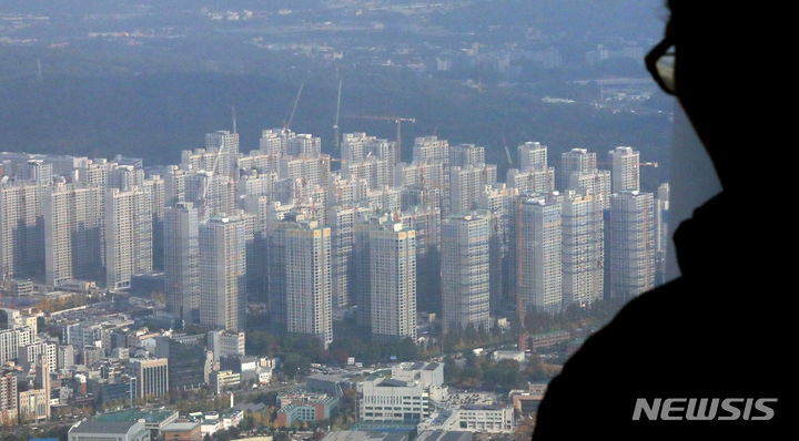 [서울=뉴시스] 김금보 기자 = 송파구가 올해 서울에서 유일하게 아파트값이 오른 지역으로 나타났다. 25일 부동산 전문 리서치 업체 리얼투데이가 KB부동산의 아파트 매매가 통계를 분석한 결과에 따르면 지난 9월 기준 연초 대비 서울의 아파트 매매가 변동률은 -4.44%로 전국 평균과 유사했다. 반면 송파구의 매매가 변동률은 1.16%를 기록해 서울 내 지역 가운데 유일한 상승세를 보였다. 사진은 이날 서울 송파구 아파트 단지. 2023.10.25. kgb@newsis.com