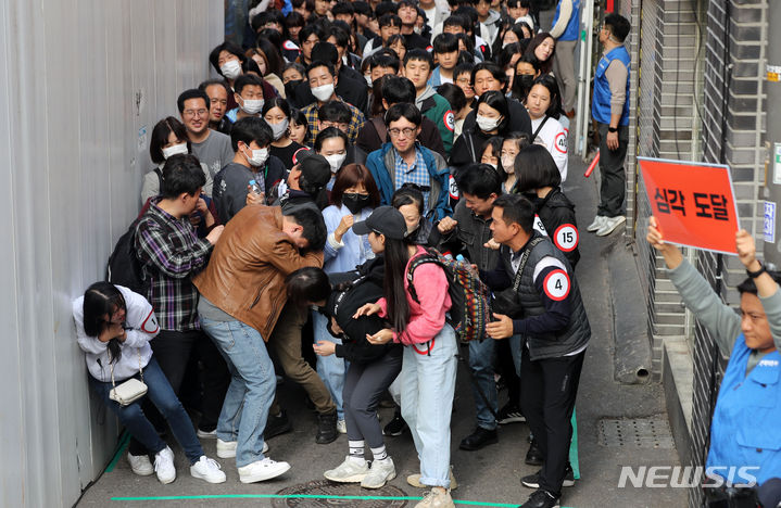 [서울=뉴시스] 김선웅 기자 = 25일 서울 광진구 건대입구역 인근 건대맛의거리에서 다중운집 상황 발생을 가정한 인파감지 시스템 활용 인파밀집 예방 합동 훈련이 진행되고 있다. 2023.10.25. mangusta@newsis.com