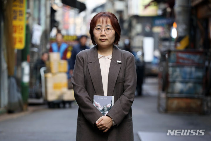 [서울=뉴시스] 박진희 기자 = 소설 '한 사람을 더하면' 작가 은모든이 지난 25일 서울 중구 한 카페에서 인터뷰 하고 있다. 2023.10.28. pak7130@newsis.com