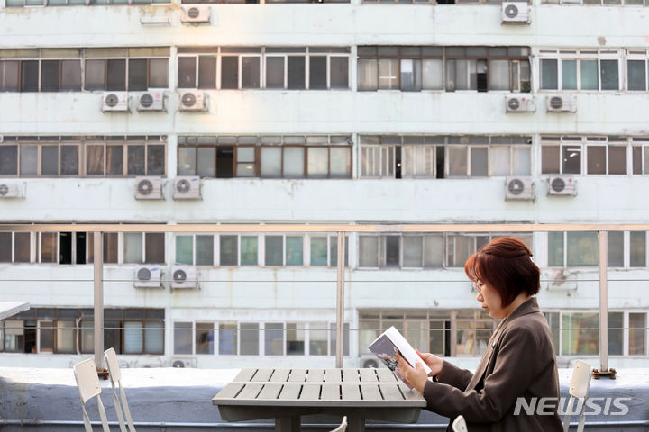 [서울=뉴시스] 박진희 기자 = 소설 '한 사람을 더하면' 작가 은모든이 지난 25일 서울 중구 한 카페에서 인터뷰 하고 있다. 2023.10.28. pak7130@newsis.com