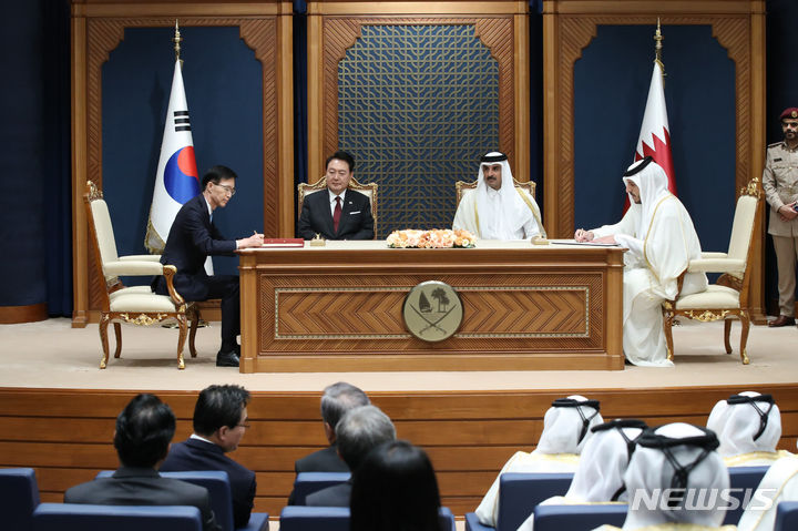 [도하=뉴시스] 전신 기자 = 카타르를 국빈 방문 중인 윤석열 대통령이 25일(현지시간) 도하 아미리 디완 왕궁에서 열린 한-카타르 MOU 서명식에서 타밈 빈 하마드 알 타니 국왕과 함께 한국 산업통상자원부와 카타르 통상산업부 간의 무역투자촉진 프레임워크 설립에 관한 MOU 서명을 지켜보고 있다. 왼쪽은 방문규 산업통상자원부 장관, 오른쪽은 무함마드 알 싸니 카타르 통상산업부 장관. 2023.10.25. photo1006@newsis.com