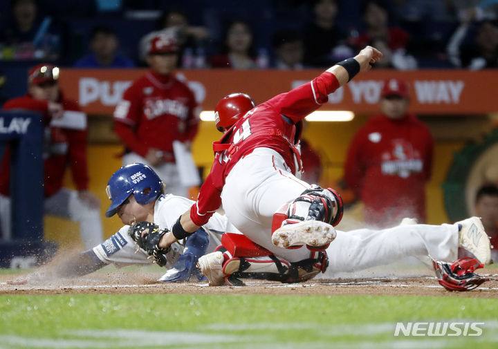 [창원=뉴시스] 최동준 기자 = 25일 오후 경남 창원NC파크에서 열린 2023 KBO 포스트시즌 준플레이오프 SSG 랜더스 대 NC 다이노스의 3차전 경기, 1회말 2사 1루 상황 서호철이 적시타 때 권희동이 슬라이딩 득점하고 있다. 2023.10.25. photocdj@newsis.com