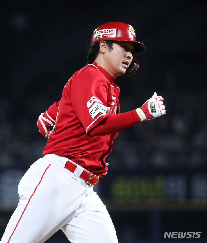 [창원=뉴시스] 황준선 기자 = 25일 오후 경남 창원NC파크에서 열린 2023 KBO 포스트시즌 준플레이오프 SSG 랜더스 대 NC 다이노스의 3차전 경기, 2회 초 2사 만루 상황 SSG 최정이 만루 홈런을 친 뒤 그라운드를 돌고 있다. 2023.10.25. hwang@newsis.com