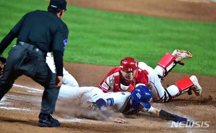 [창원=뉴시스] 이무열 기자 = 25일 오후 경남 창원NC파크에서 열린 2023 KBO 포스트시즌 준플레이오프 SSG 랜더스 대 NC 다이노스의 3차전 경기, 2회말 1사 1,2루 상황에서 NC 박건우의 1타점 적시타 때 2루 주자 도태훈이 홈 베이스 터치 하며 득점하고 있다. 2023.10.25. lmy@newsis.com