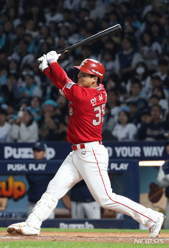 [창원=뉴시스] 황준선 기자 = 25일 오후 경남 창원NC파크에서 열린 2023 KBO 포스트시즌 준플레이오프 SSG 랜더스 대 NC 다이노스의 3차전 경기, 4회 초 2사 1루 상황 SSG 한유섬이 1타점 적시타를 치고 있다. 2023.10.25. hwang@newsis.com