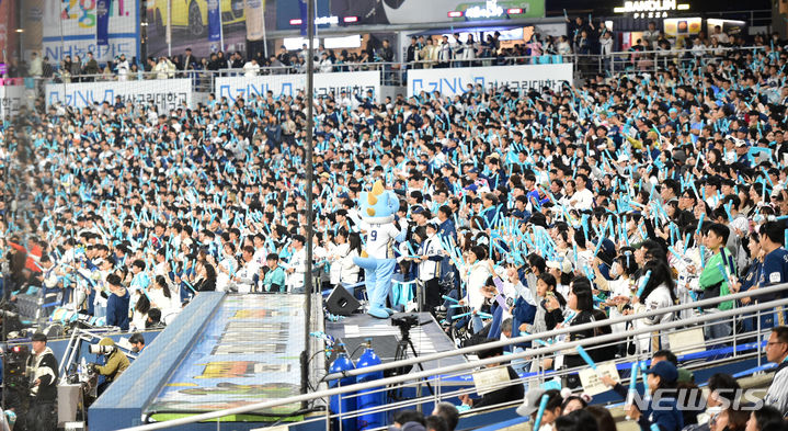 [창원=뉴시스] 이무열 기자 = 25일 오후 경남 창원NC파크에서 열린 2023 KBO 포스트시즌 준플레이오프 SSG 랜더스 대 NC 다이노스의 3차전 경기, 5회말 NC 다이노스 팬들이 응원가를 부르고 있다. 2023.10.25. lmy@newsis.com