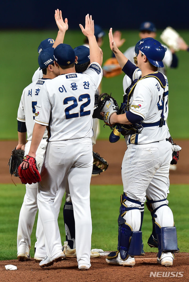 [창원=뉴시스] 이무열 기자 = 25일 오후 경남 창원NC파크에서 열린 2023 KBO 포스트시즌 준플레이오프 SSG 랜더스 대 NC 다이노스의 3차전 경기, NC 선수들이 7대6으로 승리한 뒤 기뻐하고 있다. 2023.10.25. lmy@newsis.com