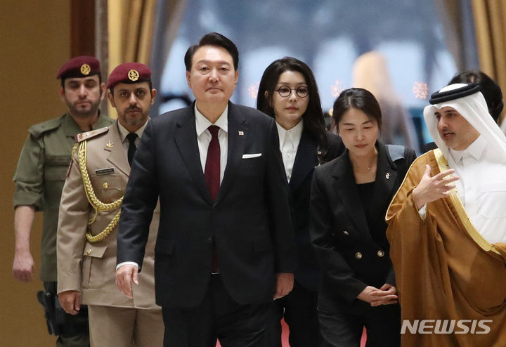 [도하=뉴시스] 전신 기자 = 카타르 국빈 방문 일정을 마치고 귀국하는 윤석열 대통령과 부인 김건희 여사가 25일(현지시간) 도하 하마드 국제공항에 도착해 공군 1호기 탑승 장소로 향하고 있다. 2023.10.25. photo1006@newsis.com