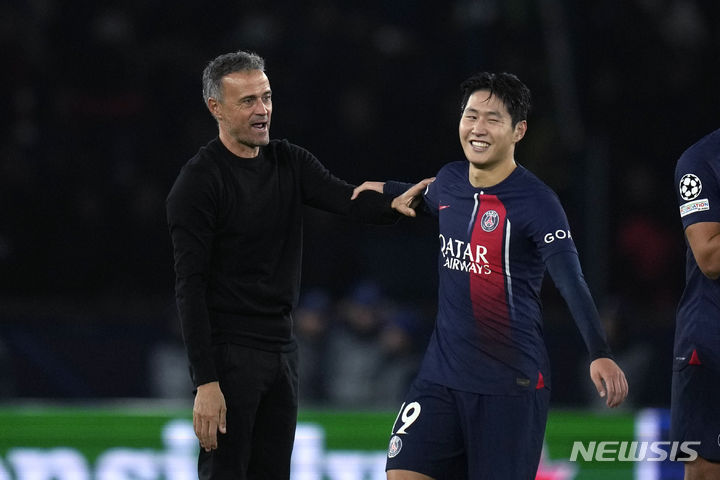 [파리=AP/뉴시스] 파리 생제르맹(PSG)의 이강인이 지난해 10월25일(현지시각) 프랑스 파리의 파르크 데 프랭스에서 열린 2023-24시즌 유럽축구연맹(UEFA) 챔피언스리그(UCL) 조별리그 F조 3차전 AC 밀란(이탈리아)과 경기를 승리로 마친 후 루이스 엔리케 감독의 축하를 받고 있다. 후반 교체 출전한 이강인은 후반 44분 팀의 세 번째 득점으로 PSG 데뷔골을 기록하며 3-0 승리에 기여했다. 2023.10.26.