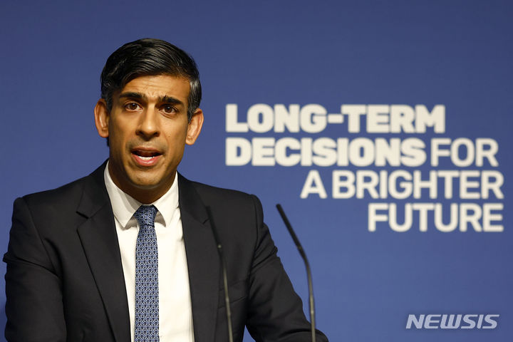 [런던=AP/뉴시스] 리시 수낵 영국 총리가 지난달 26일(현지시간) 영국 런던 칼튼하우스테라스 왕립학회에서 인공지능(AI)과 관련해 연설하고 있다. 수낵 총리는 1~2일 영국 버킹엄셔 블레츨리 파크에서 제1회 'AI 안전 정상회의(AI Safety Summit)'를 주최한다. 2023.11.01.