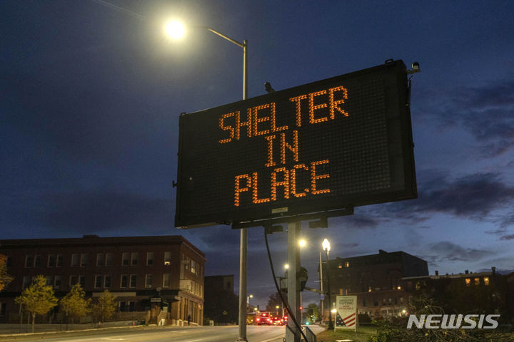 [루이스턴=AP/뉴시스] 루이스턴 총기 난사 사고가 발생한 지 하루가 지난 26일(현지시간) 미국 메인주 루이스턴의 한 표지판에 집에 머물 것을 권고하는 안내문이 나오고 있다. 2023.10.27.