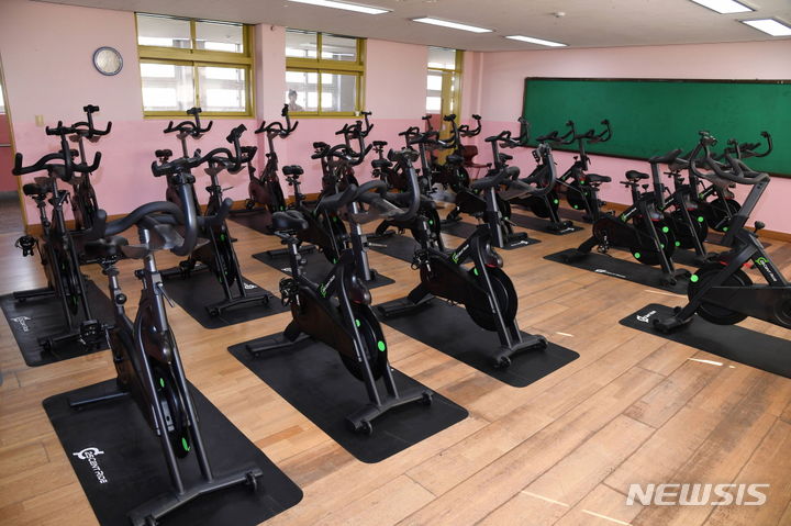 [서울=뉴시스] 한국암웨이, 청소년 건강 증진 위해 스마트 바이크 '25센트 라이드' 200여 대 기증. (사진=한국암웨이 제공)