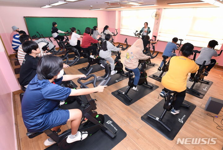 [서울=뉴시스] 인천 신현초등학교에 기부된 한국암웨이 '25센트 라이드'를 학생들이 직접 타고 있는 모습. (사진=한국암웨이 제공)