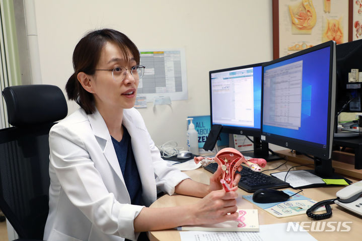 [서울=뉴시스]피임약은 주로 피임을 위해 복용하지만, 자궁내막증이나 부정출혈 치료, 생리주기 조절 등을 위해 복용하는 경우도 많아지고 있다. 경구피임약은 대부분 일반 의약품으로 처방전 없이 약국에서 쉽게 구매할 수 있지만 부작용도 있어 제대로 알고 복용해야 한다. 사진은 송정민 강동경희대학교병원 산부인과 교수가 경구 피임약에 대해 설명하는 모습. (사진= 강동경희대병원 제공) 2023.10.26. photo@newsis.com. 