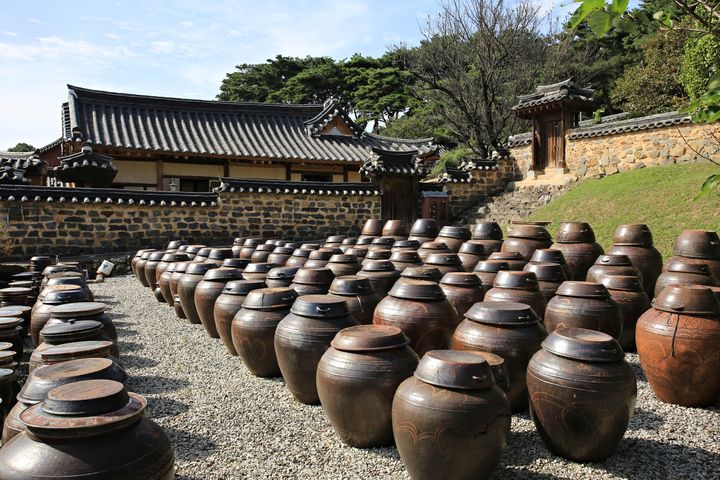 충남 논산 명재고택의 명물인 장독대. 김수진 촬영. (사진=한국관광공사 제공) photo@newsis.com *재판매 및 DB 금지