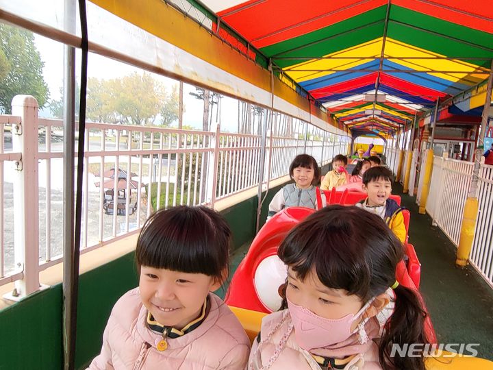[제천=뉴시스] 이도근 기자= 충북 제천 명지초병설유치원 어린이들이 지난 10월 26일 충주 라바랜드에서 가을현장체험학습 중 라바기차를 타고 즐거워하고 있다. 2023.11.21. *재판매 및 DB 금지