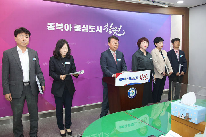 [창원=뉴시스] 강경국 기자 = 서호관 경남 창원시 복지여성보건국장이 26일 창원시청 프레스센터에서 2024년 주요 복지시책에 대해 브리핑을 하고 있다. (사진=창원시청 제공). 2023.10.26. photo@newsis.com *재판매 및 DB 금지