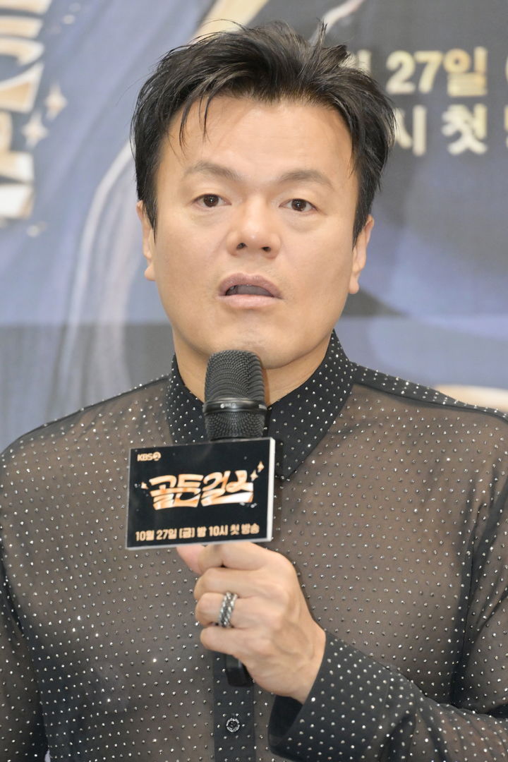 [서울=뉴시스] 가수 박진영이 26일 서울 영등포구 KBS웨딩홀에서 열린 KBS 2TV 예능물 '골든걸스' 제작발표회에서 포즈를 취하고 있다. (사진=KBS 제공) 2023.10.26. photo@newsis.com *재판매 및 DB 금지