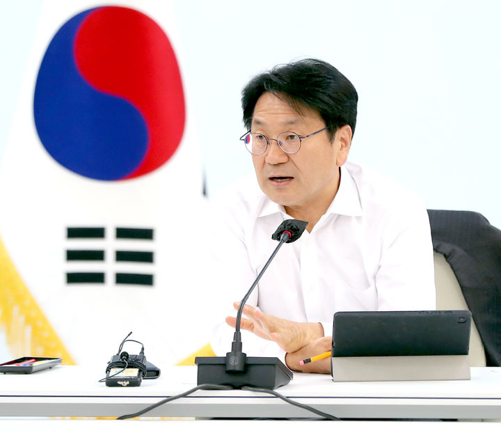 [광주=뉴시스] 강기정 광주시장이 26일 오후 시청 3층 소회의실에서 간부회의를 주재 하고 있다. *재판매 및 DB 금지