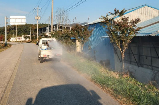 소 사육농가의 럼피스킨병 바이러스 유입차단을 위한 순창군의 방역활동이 펼쳐지고 있다. *재판매 및 DB 금지