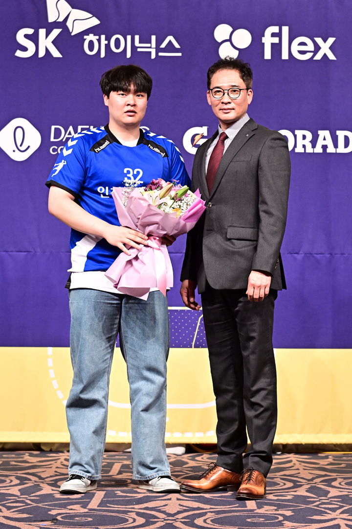 [서울=뉴시스] '2023~2024 핸드볼 H리그' 신인 드래프트에서 강준구(조선대)와 김세진(황지정보산업고)이 각각 남녀 전체 1순위로 지명됐다. (사진=한국핸드볼연맹 제공) *재판매 및 DB 금지
