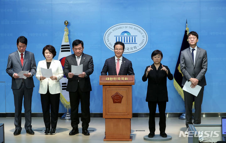 국가정보원 중앙선거관리위원회 보안점검 관련 기자회견.  [서울=뉴시스] 조성봉 기자 = 김용판 국민의힘 의원이 26일 오전 서울 여의도 국회 소통관에서 열린 ‘국민의힘 행정안전위원회, 국정원 선관위 보안점검(해킹)관련 기자회견’에서 발언을 하고 있다. 2023.10.26. suncho21@newsis.com