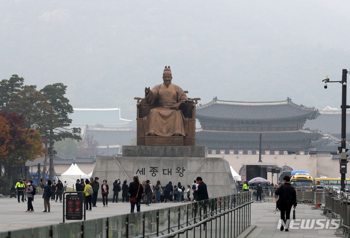 [서울=뉴시스] 배훈식 기자 = 서울, 경기 등 수도권 초미세먼지 농도가 나쁨단계를 보인 26일 오전 서울 종로구 광화문 광장 세종대왕상 뒤로 광화문과 북악산이 뿌옇게 흐려져 있다. 2023.10.26. dahora83@newsis.com