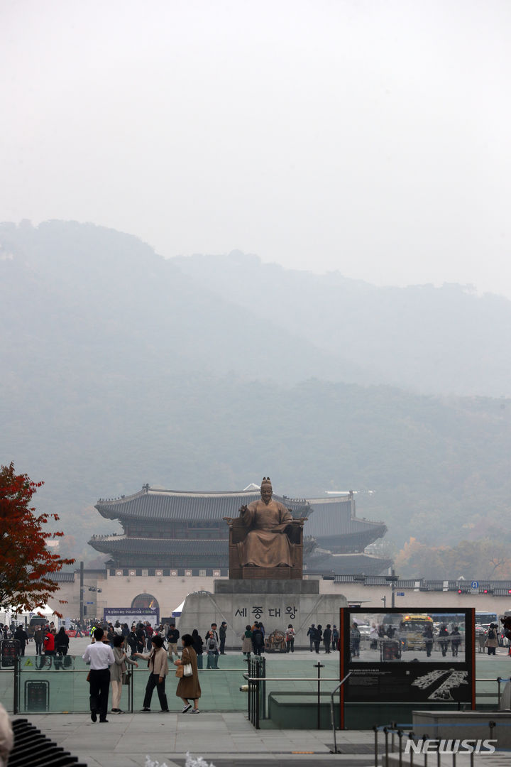 [서울=뉴시스] 배훈식 기자 = 서울, 경기 등 수도권 초미세먼지 농도가 나쁨단계를 보인 26일 오전 서울 종로구 광화문 광장 세종대왕상 뒤로 광화문과 북악산이 뿌옇게 흐려져 있다. 2023.10.26. dahora83@newsis.com