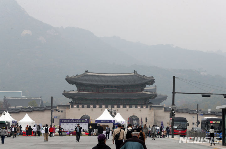 [서울=뉴시스] 배훈식 기자 = 서울, 경기 등 수도권 초미세먼지 농도가 나쁨단계를 보인 26일 오전 서울 종로구 광화문 뒤로 북악산이 뿌옇게 흐려져 있다. 2023.10.26. dahora83@newsis.com