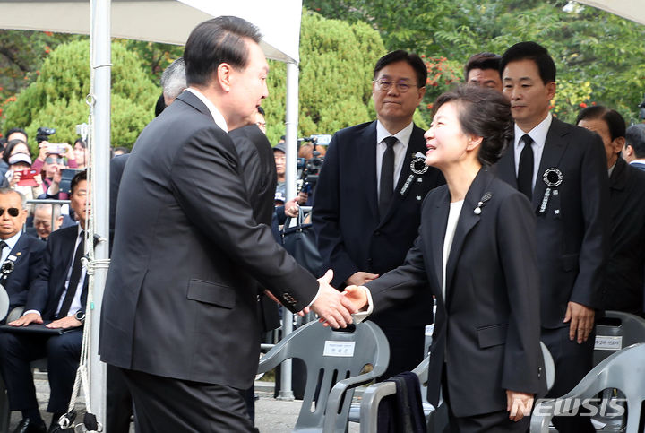 [서울=뉴시스] 조수정 기자 =  윤석열 대통령이 26일 국립서울현충원에서 열린 박정희 전 대통령 44주기 추도식에서 박근혜 전 대통령과 악수하고 있다. 2023.10.26. chocrystal@newsis.com