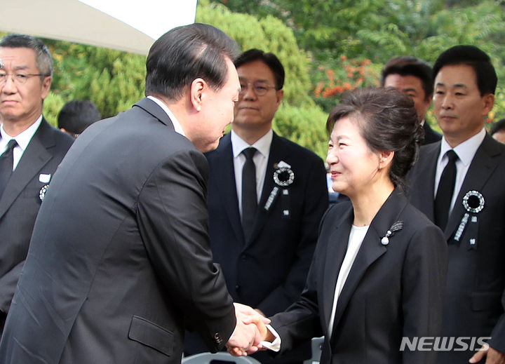 [서울=뉴시스] 조수정 기자 =  윤석열 대통령이 26일 국립서울현충원에서 열린 박정희 전 대통령 44주기 추도식에서 박근혜 전 대통령과 악수하고 있다. 2023.10.26. chocrystal@newsis.com